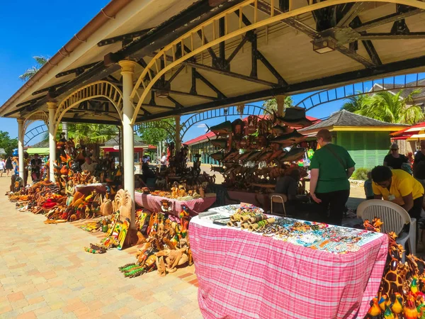 Falmouth, Jamaika - 02 Mayıs 2018: turistlere Hediyelik eşya satan sokak satıcıları