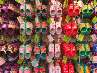 Tampa, Amerika Birleşik Devletleri - 10 Mayıs 2018: Raf ile lots-in çeşitli pembe, mavi, yeşil ve siyah renklerde çocuk yumuşak lastik sandaletler veya Crocs çiftleri