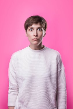 Im korkmuş. Korku. Korkmuş kadın portresi. İş kadını ayakta