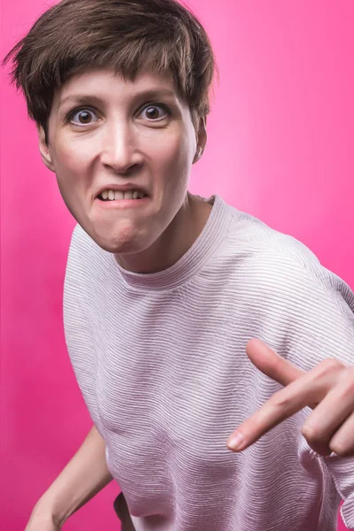 O femeie furioasă şi frustrată ţipând. Studio shot . — Fotografie, imagine de stoc