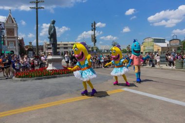 Orlando, Amerika Birleşik Devletleri - 8 Mayıs 2018: insanlar geleneksel büyük resmi geçit performans Universal Studio Park ile 8 Mayıs 2018 üzerinde arıyorum