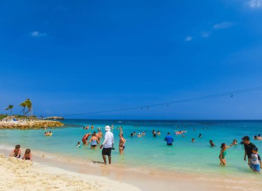 Labadee, Haiti - 01 Mayıs 2018: 1 Mayıs 2018 üzerinde Beach Haiti Adası Labadee, güneşli bir gün zevk insanlar. İnsanlar yüksek zipline Labadee Adası'nda Haiti Karayipler'de üzerinde uçan