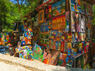 Labadee, Haiti - 01 Mayıs 2018: El işi Haiti Hediyelik eşya ve güneşli gün tabloya Haiti Adası Labadee, sahilde