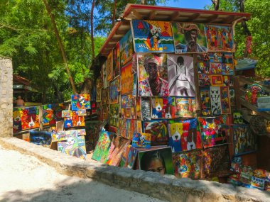 Labadee, Haiti - 01 Mayıs 2018: El işi Haiti Hediyelik eşya ve güneşli gün tabloya Haiti Adası Labadee, sahilde