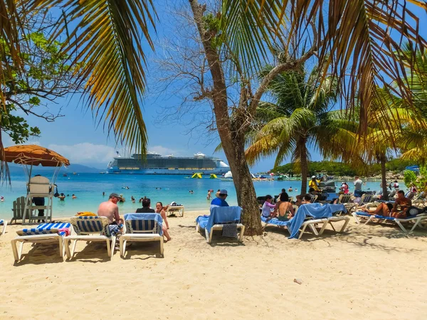 Labadee Haiti Maio 2018 Pessoas Desfrutando Dia Ensolarado Praia Ilha — Fotografia de Stock
