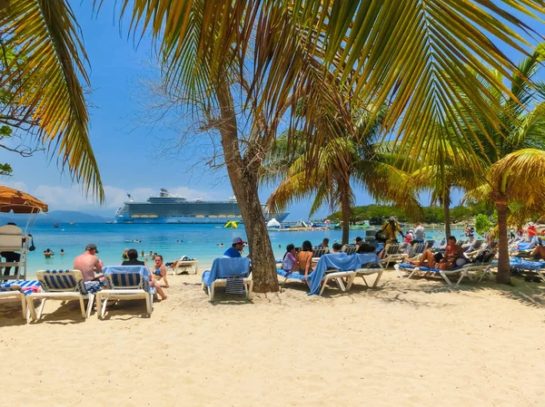 Labadee Гаїті Травня 2018 Людей Користуються Сонячний День Пляжі Острові — стокове фото