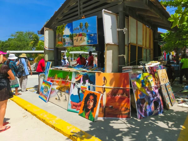 Labadee, Haiti - 01 Mayıs 2018: El işi Haiti Hediyelik eşya ve güneşli gün tabloya Haiti Adası Labadee, sahilde