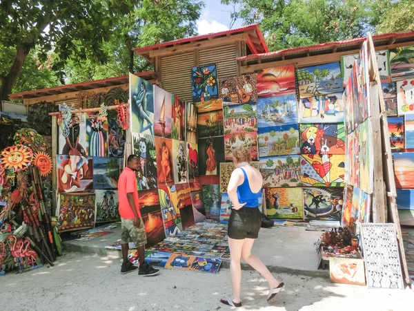 Labadee, Haiti - 01 Mayıs 2018: El işi Haiti Hediyelik eşya ve güneşli gün tabloya Haiti Adası Labadee, sahilde