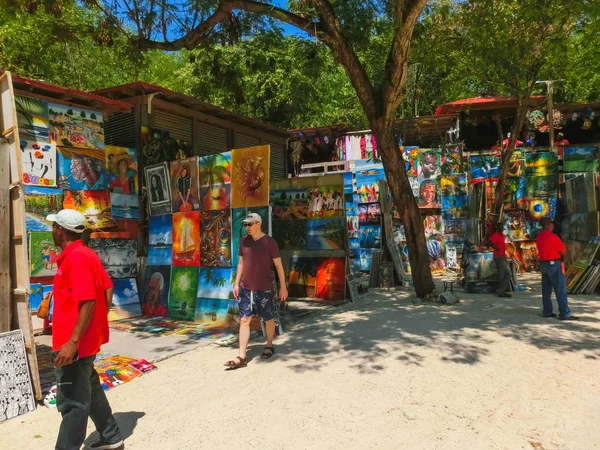 Labadee, Haiti - 01 Mayıs 2018: El işi Haiti Hediyelik eşya ve güneşli gün tabloya Haiti Adası Labadee, sahilde