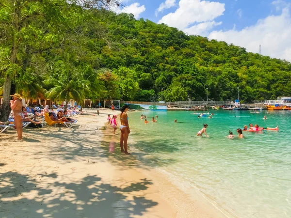 Labadee Haiti Mayo 2018 Gente Disfrutando Día Soleado Playa Isla — Foto de Stock