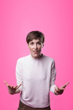 Tartışma, kavramı. Güzel kadın varoluş portre üzerinde pembe studio backgroud izole.