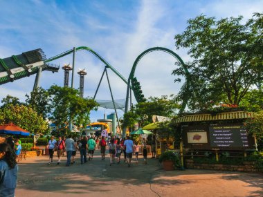 Orlando, Florida, ABD - 10 Mayıs 2018: Universal Stüdyoları Orlando 'nun Macera Adası' ndaki inanılmaz Hulk treni. Universal Studios Orlando, Orlando, Florida 'da bulunan bir tema parkı..