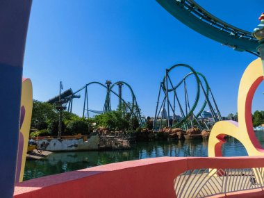 Orlando, Florida, ABD - 10 Mayıs 2018: Universal Stüdyoları Orlando 'nun Macera Adası' ndaki inanılmaz Hulk treni. Universal Studios Orlando, Orlando, Florida 'da bulunan bir tema parkı..