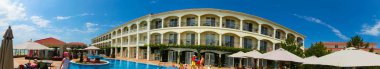 Berdyansk, Ukrayna 30 Haziran 2018: Sun Resort otel Azak Denizi Plajı'nda yüzme havuzunda dinlenme insanlar