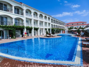 Berdyansk, Ukrayna 30 Haziran 2018: Sun Resort otel Azak Denizi Plajı'nda yüzme havuzu