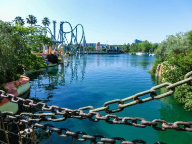 Orlando, Florida, ABD - 10 Mayıs 2018: Incredible hulk coaster, Macera Adası, Universal Studios Orlando. Universal Studios Orlando bir tema parkı olduğunu