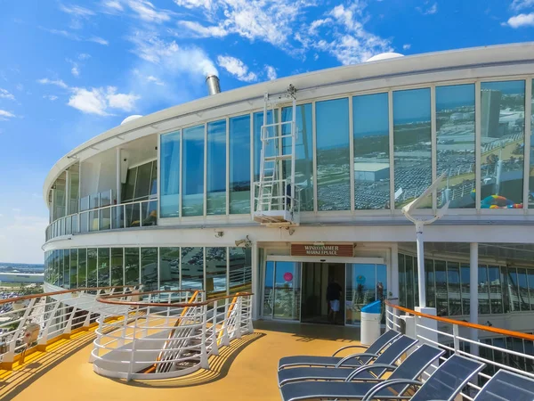 Cape Canaveral, USA - April 29, 2018: The upper deck at cruise liner or ship Oasis of the Seas by Royal Caribbean — Stock Photo, Image