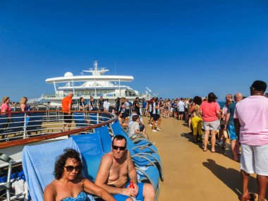 Cape Canaveral, Amerika Birleşik Devletleri - 29 Nisan 2018: Animasyon ekibi üst güverte, cruise gemisi veya gemi Oasis Royal Caribbean tarafından denizlerin yüzme havuzlu