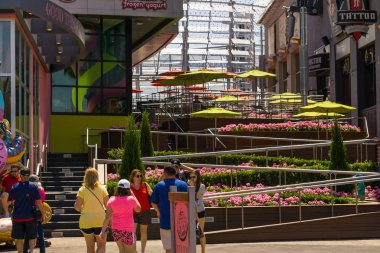 Orlando, Amerika Birleşik Devletleri - 9 Mayıs 2018: Universal City Walk alışveriş merkezi girişinde Universal Studios Orlando olduğunu