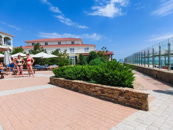 Berdjansk, ukraine 30. Juni 2018: das sonnenresort hotel am meer von azov strand — Stockfoto