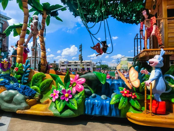 Orlando, Verenigde Staten - mei 8, 2018: De grote parade met artiesten in Universal Studio park op mei 8, 2018. — Stockfoto