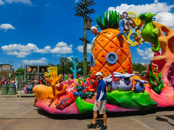 Orlando, usa - 8. Mai 2018: die große Parade mit Performern im Universal Studio Park am 8. Mai 2018. — Stockfoto