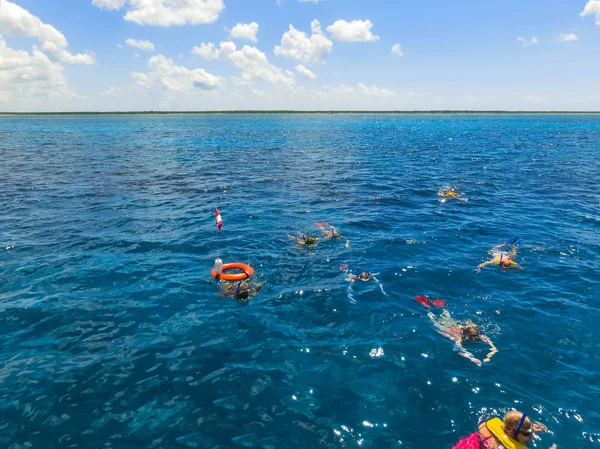 Cozumel Mexiko Grupp Vänner Snorkla Tillsammans Part Båttur Karibiska Havet — Stockfoto