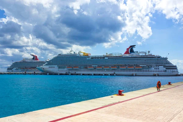 Cozumel, Meksyk - 04 maja 2018: Carnival Dream i Carnival Breeze cruise statki w porcie w Cozumel, Meksyk — Zdjęcie stockowe