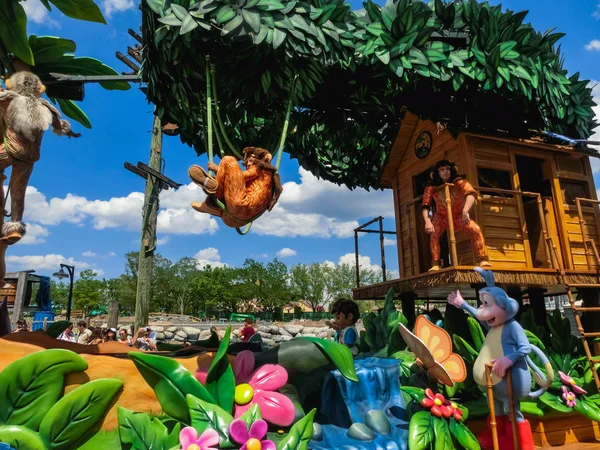 Orlando, USA - May 8, 2018: The large parade with performers at Universal Studio park on May 8, 2018. — Stock Photo, Image