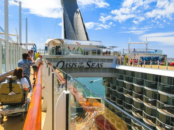 Cabo Cañaveral, EE.UU. - 29 de abril de 2018: El pasajero que vuela en tirolina en crucero o barco Oasis of the Seas por Royal Caribbean — Foto de Stock
