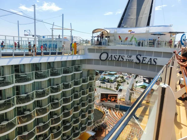 Cape Canaveral, Amerikai Egyesült Államok - 2018. április 29.: Az utas repülés: zip line óceánjáró vagy hajó Oasis of the Seas Royal Caribbean — Stock Fotó