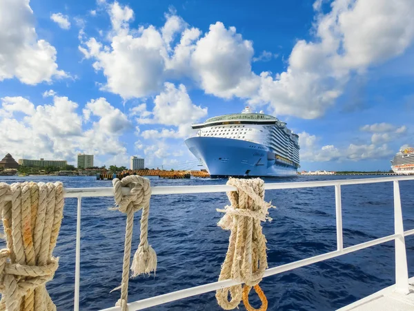 Cozumel, México - 04 de maio de 2018: Navio de cruzeiro Royal Carribean Oasis of the Seas atracado no porto de Cozumel durante um dos cruzeiros do Caribe Ocidental — Fotografia de Stock