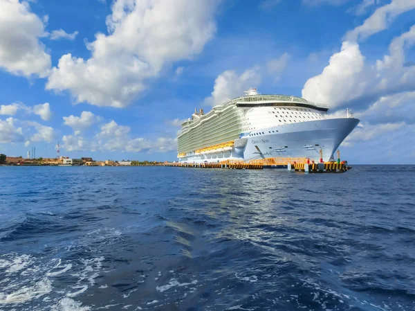 Cozumel, México - 04 de maio de 2018: Navio de cruzeiro Royal Carribean Oasis of the Seas atracado no porto de Cozumel durante um dos cruzeiros do Caribe Ocidental — Fotografia de Stock