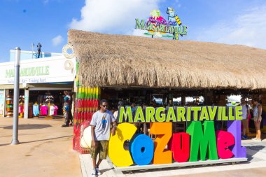 Cozumel, Meksika - Aralık 2015: turist alan deniz liman alışveriş gidiyor.