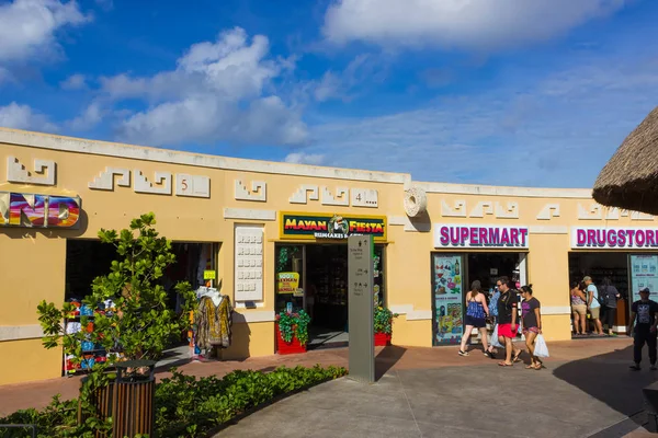 Cozumel, México - Dezembro de 2015: Turistas que vão às compras no porto marítimo . — Fotografia de Stock