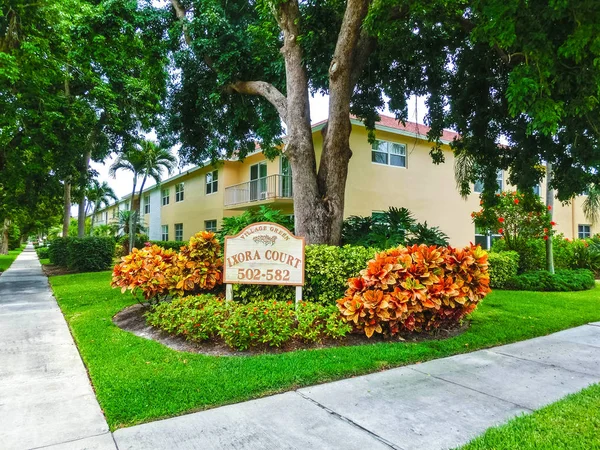 Naples, USA - May 8, 2018: Exterior of a two-story modern resort building in Naples, Florida — Stock Photo, Image