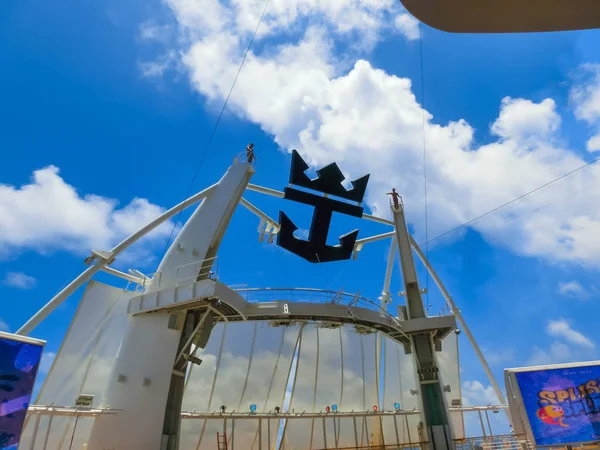 Cape Canaveral, États-Unis - 29 avril 2018 : L'amphithéâtre Aqua Theater au paquebot de croisière Oasis of the Seas by Royal Caribbean — Photo