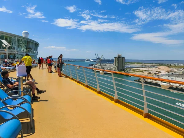 Cape Canaveral, Stany Zjednoczone Ameryki - 29 kwietnia 2018: Górny pokład liniowca lub statku Oasis of the Seas Royal Caribbean — Zdjęcie stockowe