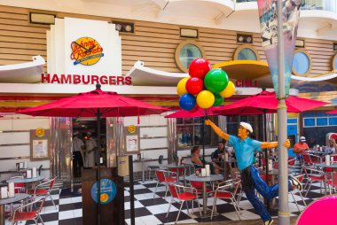 Cape Canaveral, Amerika Birleşik Devletleri - 30 Nisan 2018: Gıda café'de cruise liner ya da gemi Royal Caribbean tarafından Seas Oasis ile üst güverte