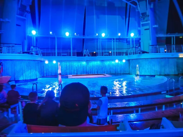 Cabo Cañaveral, EE.UU. - 03 de mayo de 2018: La gente sentada en el anfiteatro Aqua Theater en el crucero Oasis of the Seas de Royal Caribbean —  Fotos de Stock