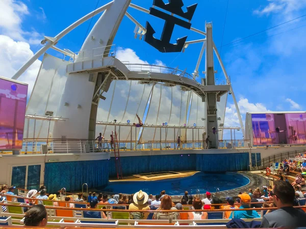 Мис Канаверал, США - 03 Тра 2018: Люди сидять на шоу в амфітеатрі Aqua театру на круїзний лайнер Оазис морів, Royal Caribbean — стокове фото