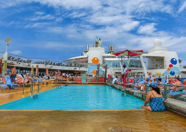 Cape Canaveral, États-Unis - 30 avril 2018 : Le pont supérieur avec piscines pour enfants à bord d'un paquebot de croisière ou d'un navire Oasis of the Seas by Royal Caribbean — Photo