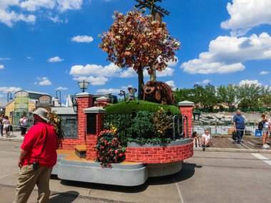 Orlando, Amerika Birleşik Devletleri - 8 Mayıs 2018: Universal Studio Park Tarih 8 Mayıs 2018 sanatçılar ile büyük geçit.