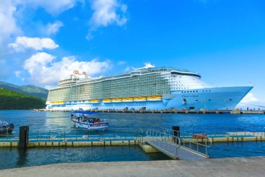 Labadee, Haiti - 01 Mayıs 2018: Royal Caribbean, Seas Oasis Labadee, Haiti'de 1 Mayıs 2018 demirledi.