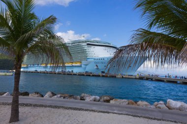 Labadee, Haiti - 01 Mayıs 2018: Royal Caribbean, Seas Oasis Labadee, Haiti'de 1 Mayıs 2018 demirledi.