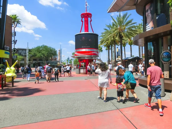 Orlando, Usa - 9. května 2018: The Universal City Walk je u vchodu do Universal Studios Orlando — Stock fotografie