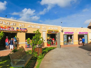 Cozumel, Meksika - Aralık 2015: turist alan deniz liman alışveriş gidiyor.