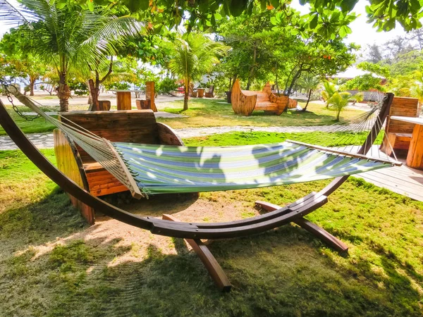 Posezení s houpací sítí na slunečný den na pláži v Haiti — Stock fotografie