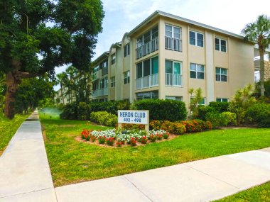 Naples, Amerika Birleşik Devletleri - 8 Mayıs 2018: Dış Naples, Florida bina bir iki katlı modern Resort