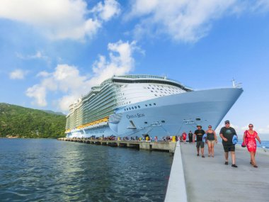 Labadee, Haiti - 01 Mayıs 2018: Royal Caribbean, Seas Oasis Labadee, Haiti'de 1 Mayıs 2018 demirledi.